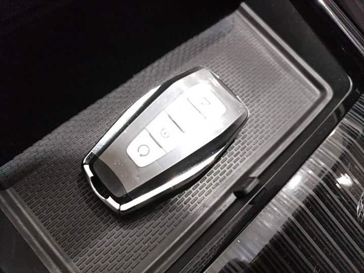 Фото 9 - Geely Monjaro