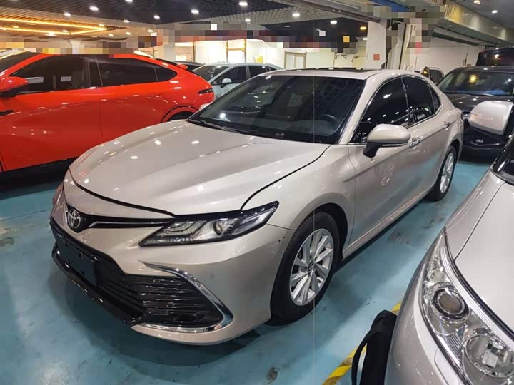 Фото 2 - Toyota Camry