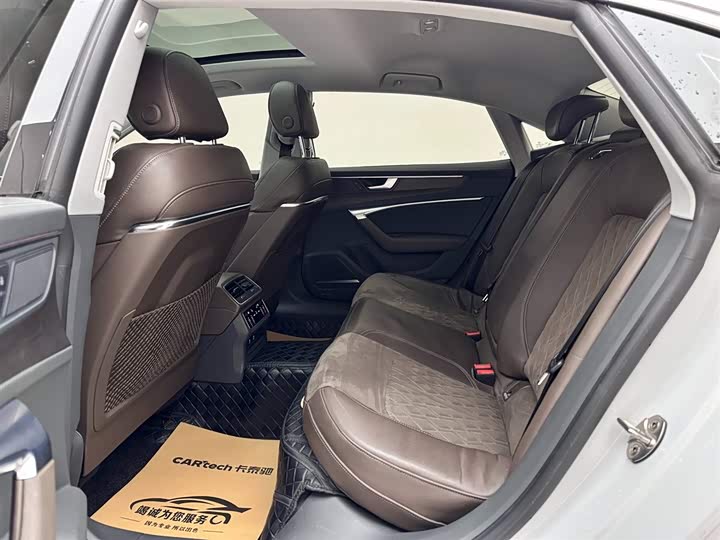 Фото 9 - Audi A7L