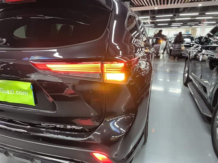 Фото 8 - Toyota Crown Kluger