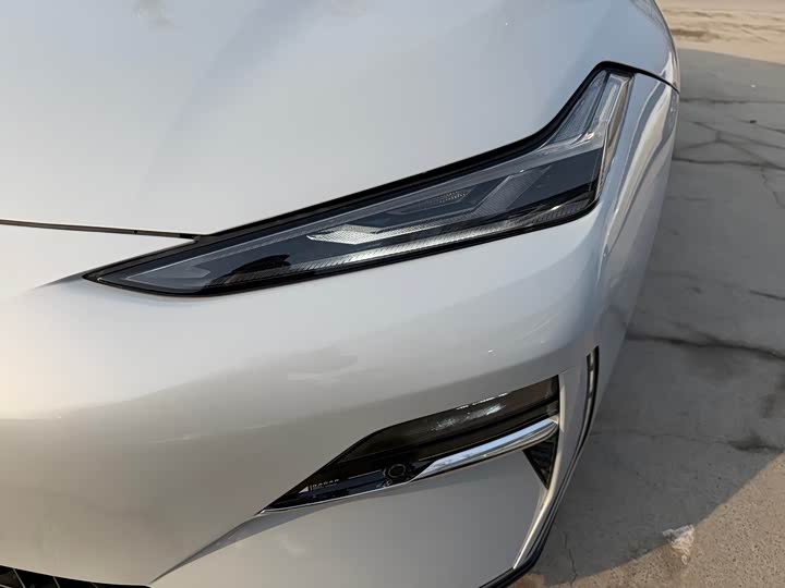 Фото 4 - Geely Galaxy E8