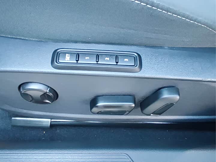 Фото 2 - Volkswagen Golf