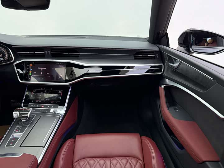 Фото 9 - Audi A7L