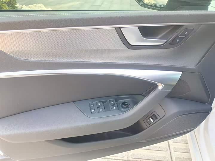 Фото 3 - Audi A7L