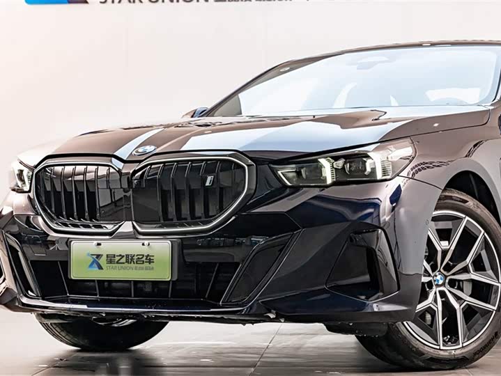Фото 2 - BMW i5