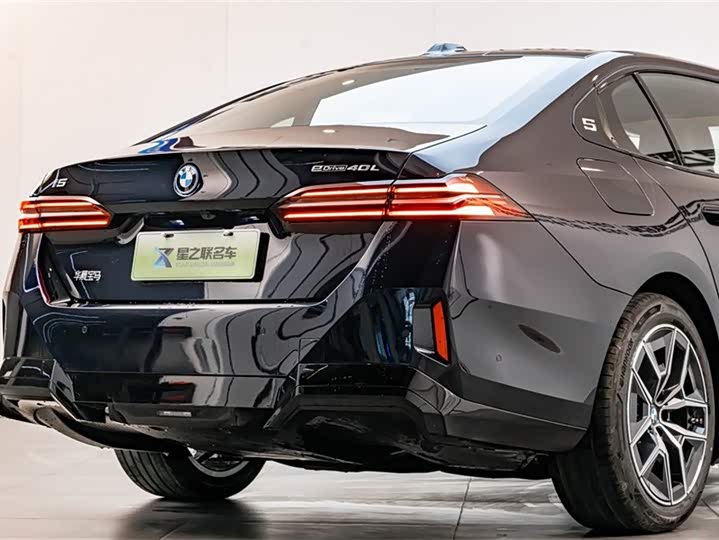 Фото 8 - BMW i5
