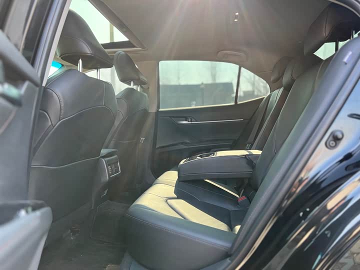 Фото 6 - Toyota Camry