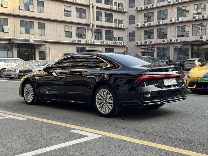 Фото 6 - Audi A7L