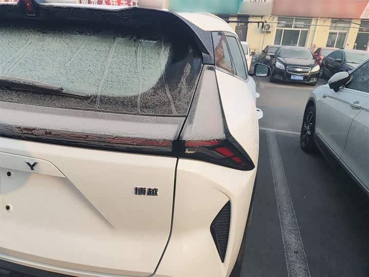 Фото 8 - Geely Atlas