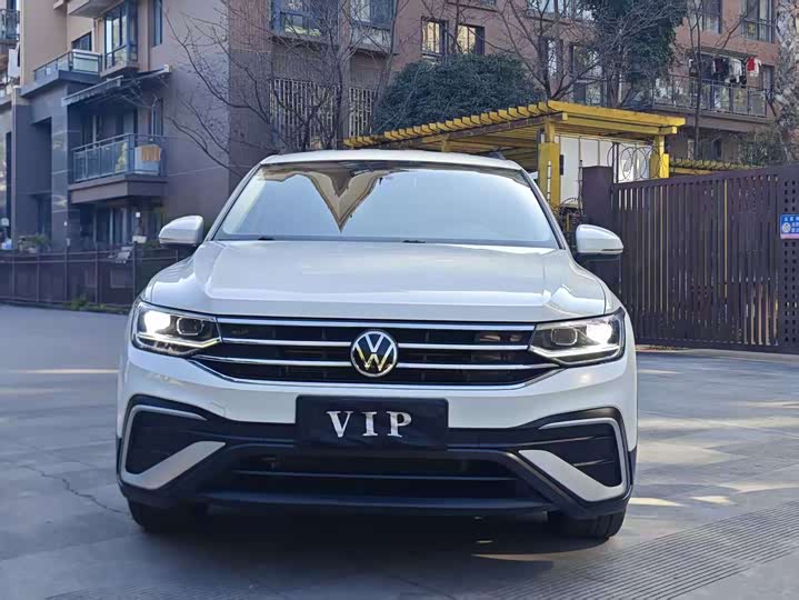 Фото 2 - Volkswagen Tiguan L Pro