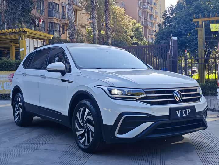 Фото 3 - Volkswagen Tiguan L Pro