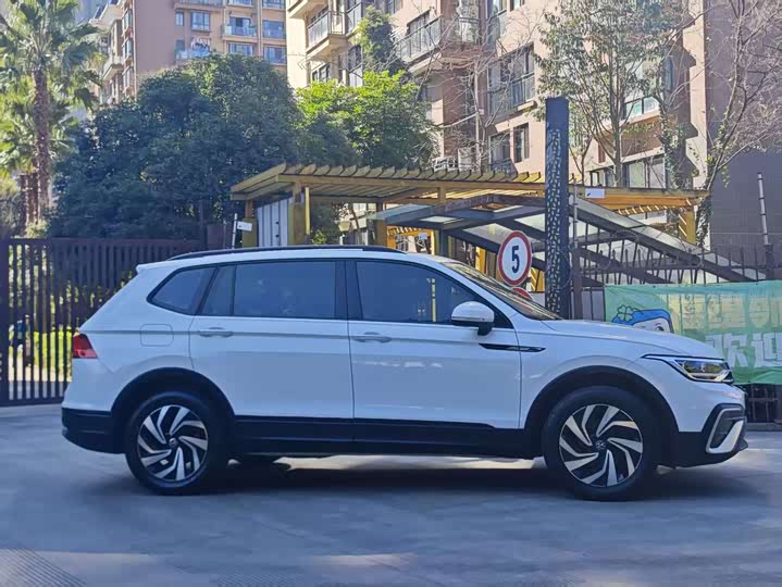 Фото 7 - Volkswagen Tiguan L Pro