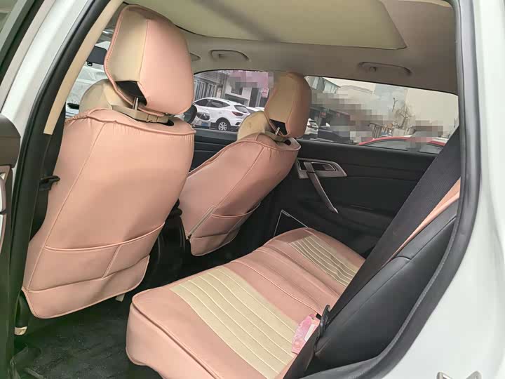 Фото 8 - Geely Atlas