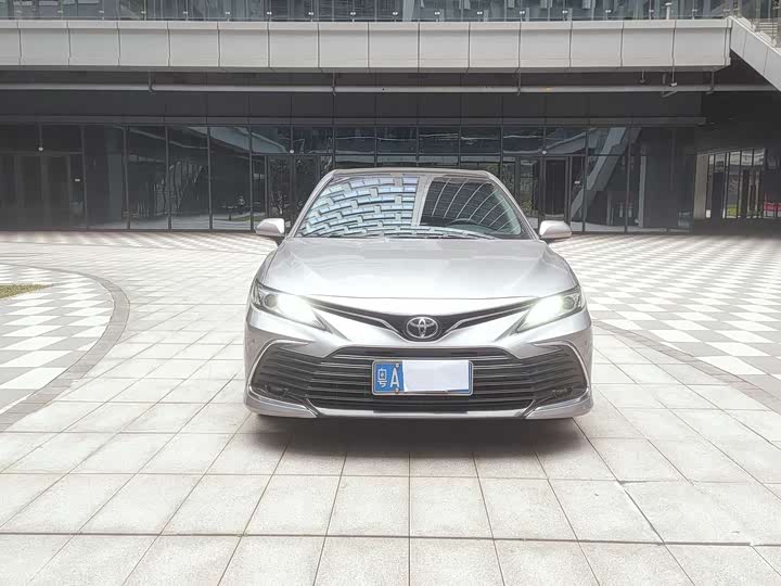 Фото 2 - Toyota Camry
