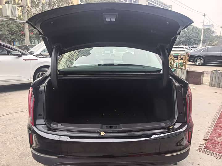 Фото 8 - Hongqi E-QM5