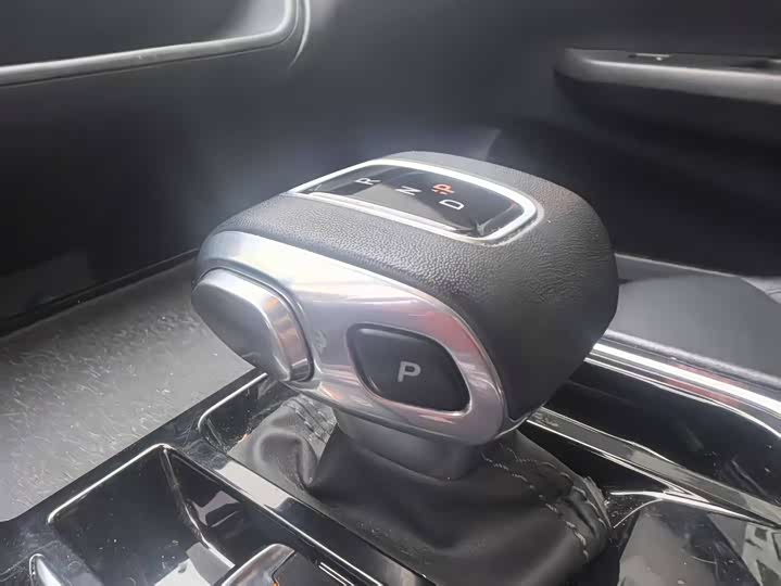 Фото 9 - Hongqi E-QM5