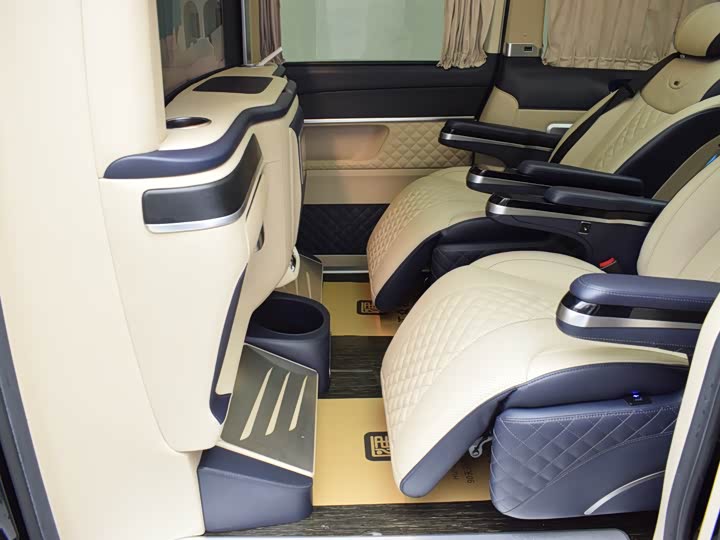 Фото 8 - Mercedes-Benz V-Class