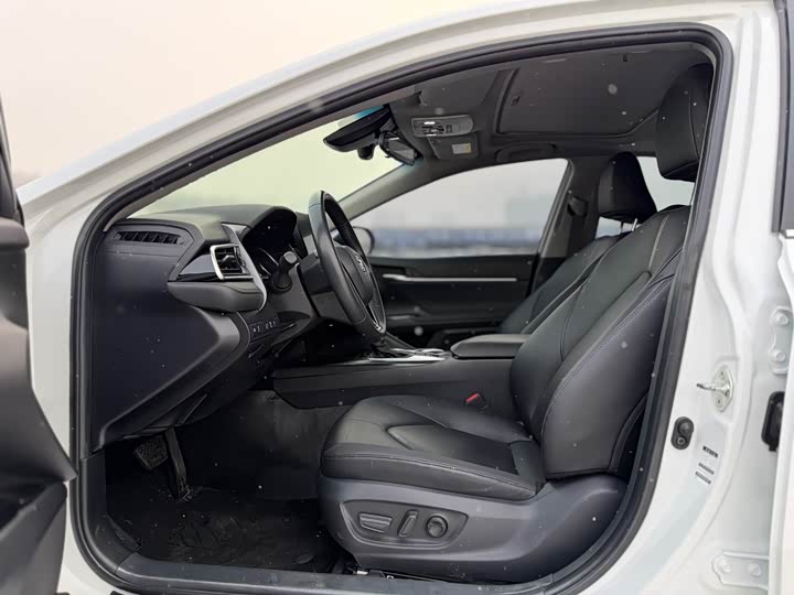 Фото 4 - Toyota Camry