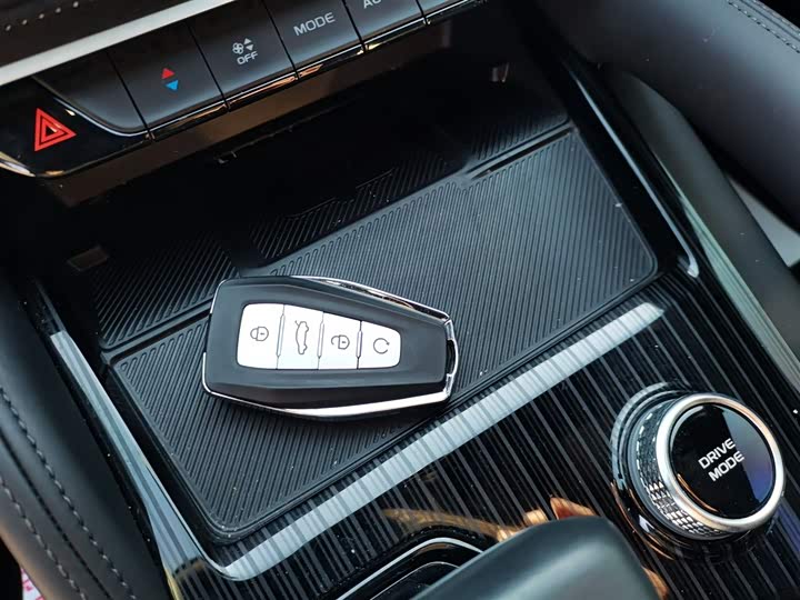 Фото 9 - Geely Monjaro