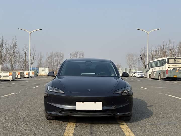 Фото 2 - Tesla Model 3