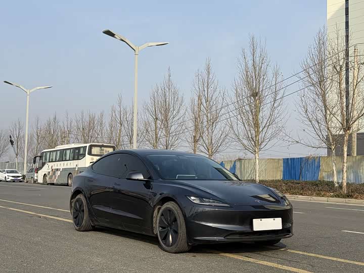 Фото 3 - Tesla Model 3