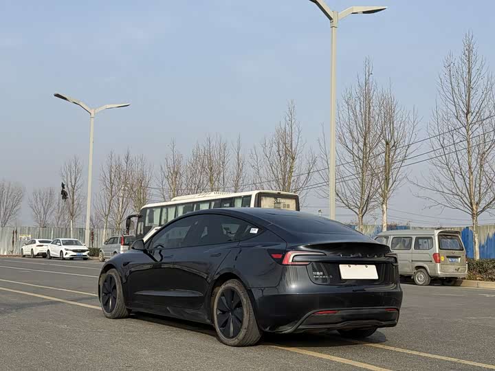 Фото 4 - Tesla Model 3