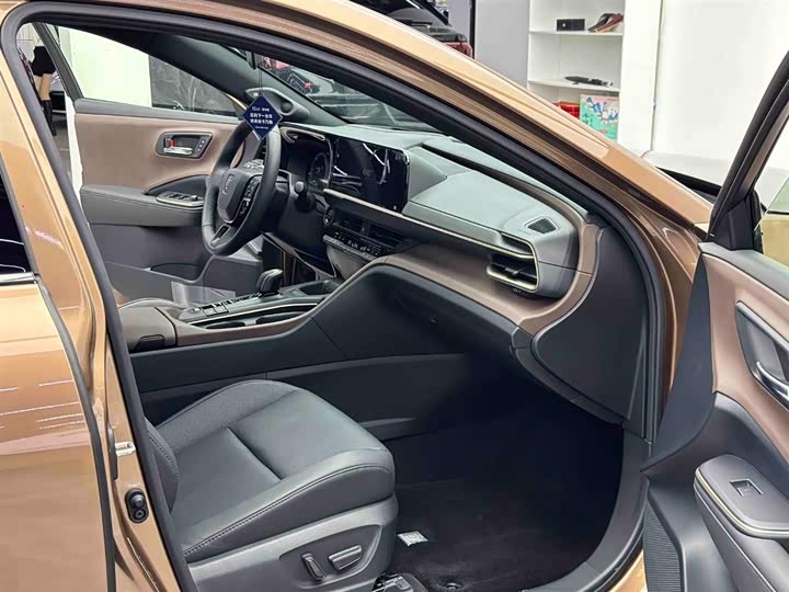 Фото 8 - Toyota Crown SportCross