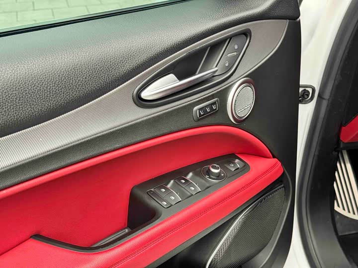 Фото 8 - Alfa Romeo Stelvio