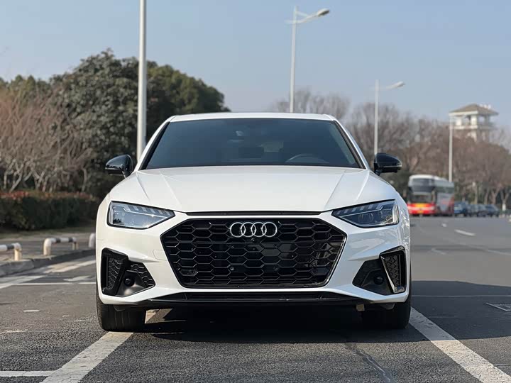 Фото 2 - Audi A4L