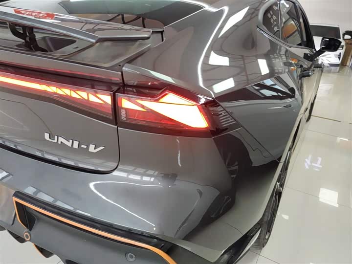 Фото 8 - Changan UNI-V