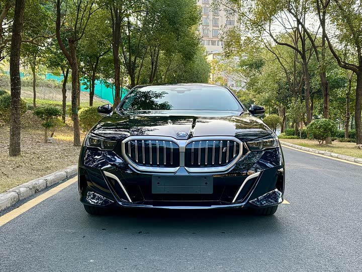 Фото 2 - BMW i5