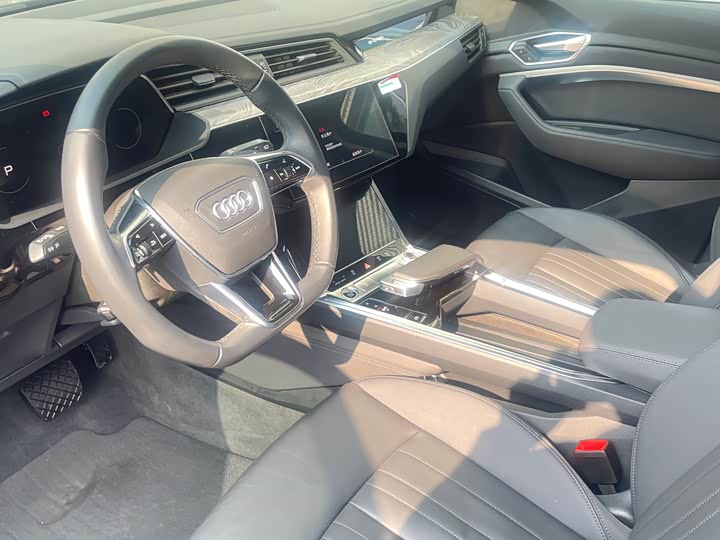 Фото 9 - Audi e-tron