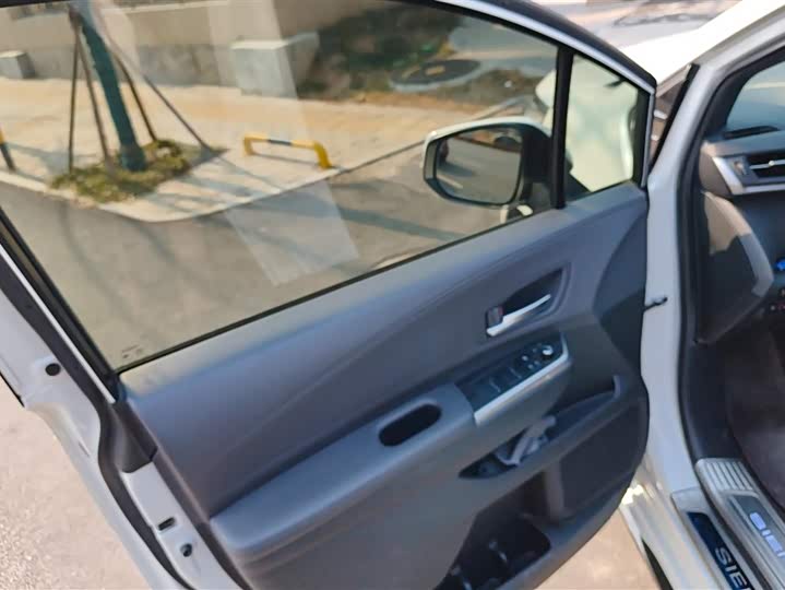 Фото 7 - Toyota Sienna