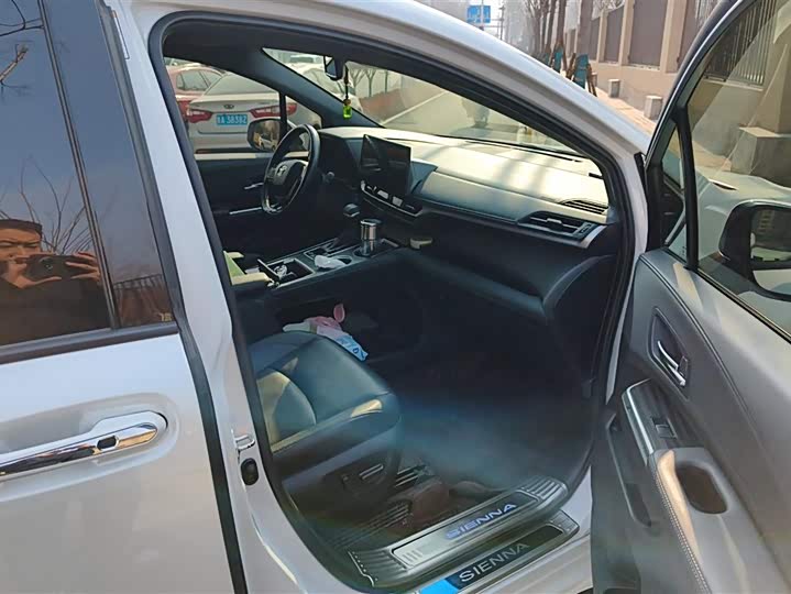 Фото 8 - Toyota Sienna