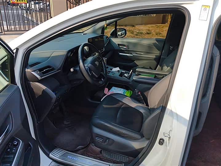 Фото 9 - Toyota Sienna