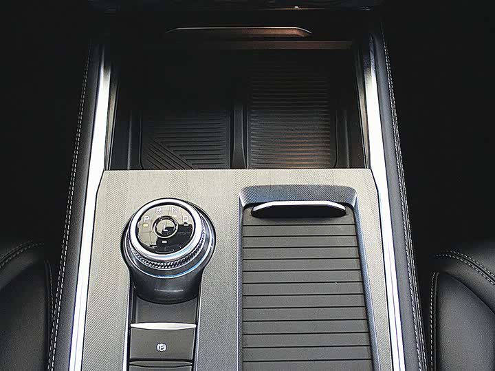 Фото 8 - Ford Explorer