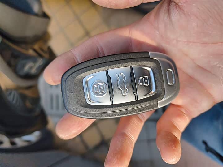 Фото 9 - Hongqi E-QM5