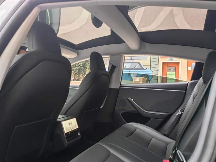 Фото 8 - Tesla Model 3