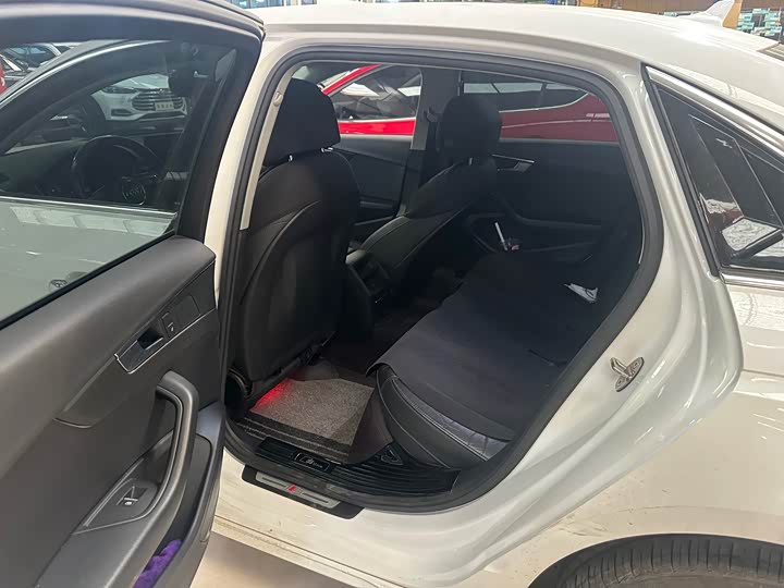 Фото 4 - Audi A4L