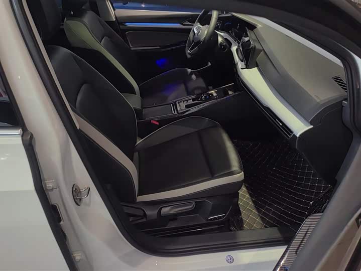 Фото 8 - Volkswagen Golf