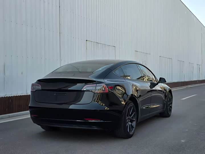 Фото 4 - Tesla Model 3