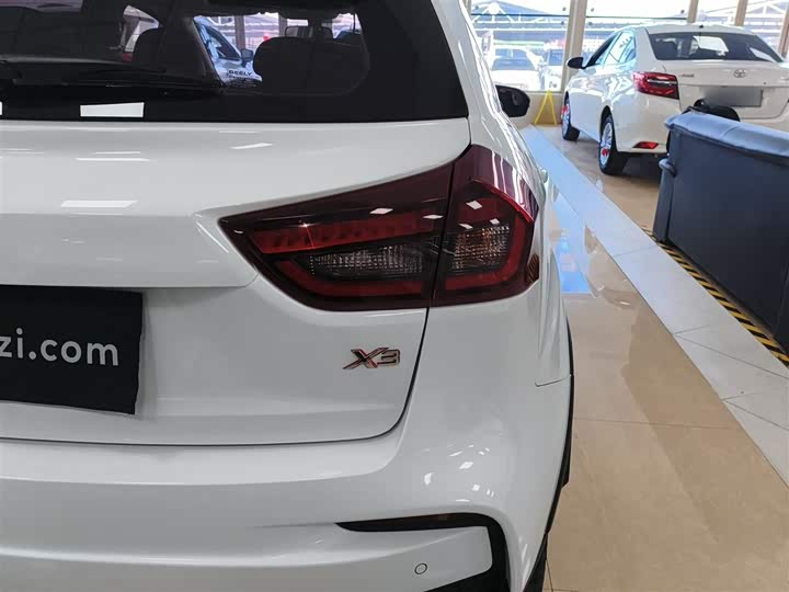 Фото 8 - Geely Vision X3