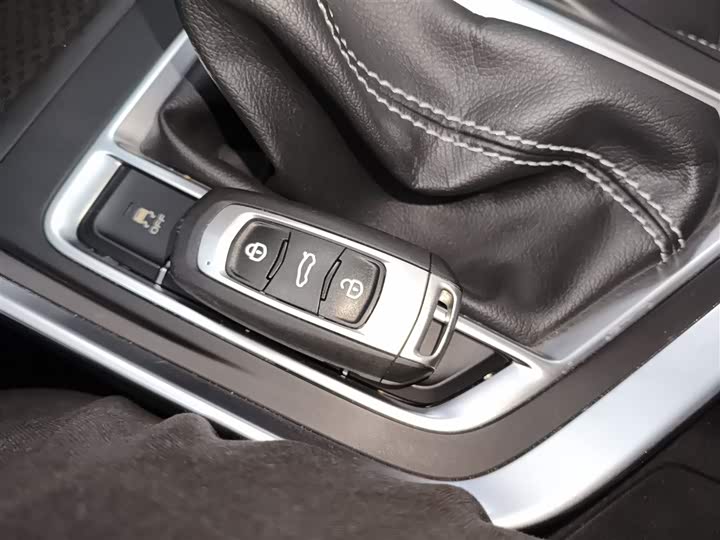 Фото 9 - Geely Vision X3