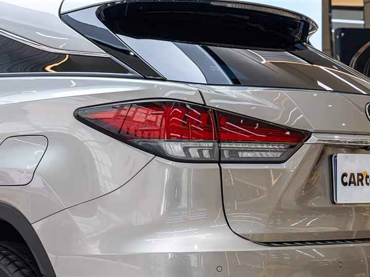 Фото 7 - Lexus RX