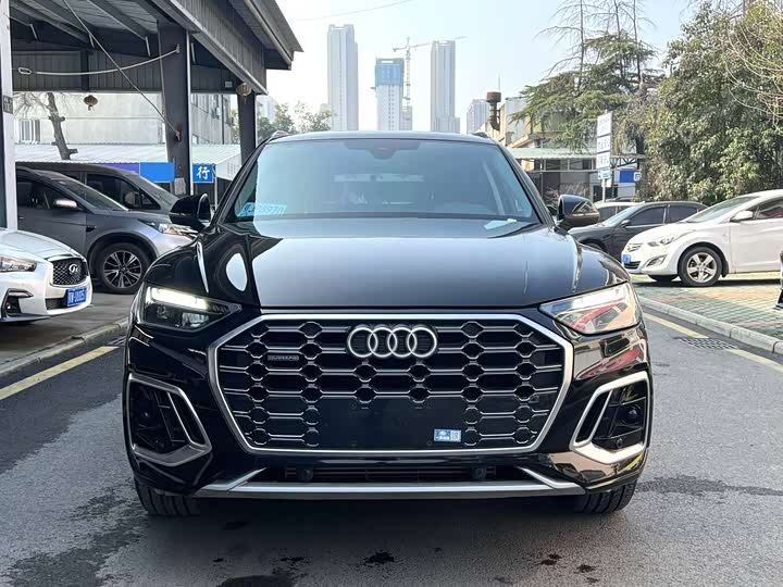 Фото 1 - Audi Q5L