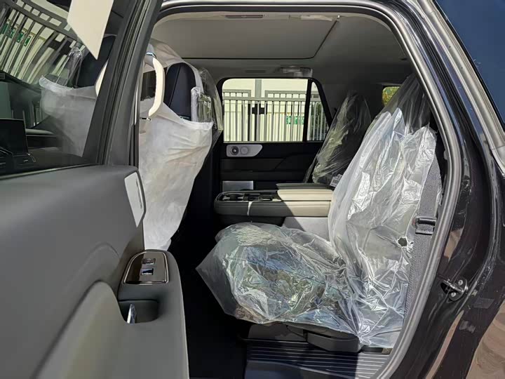 Фото 7 - Lincoln Navigator