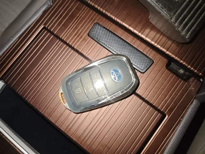 Фото 9 - Toyota Sienna