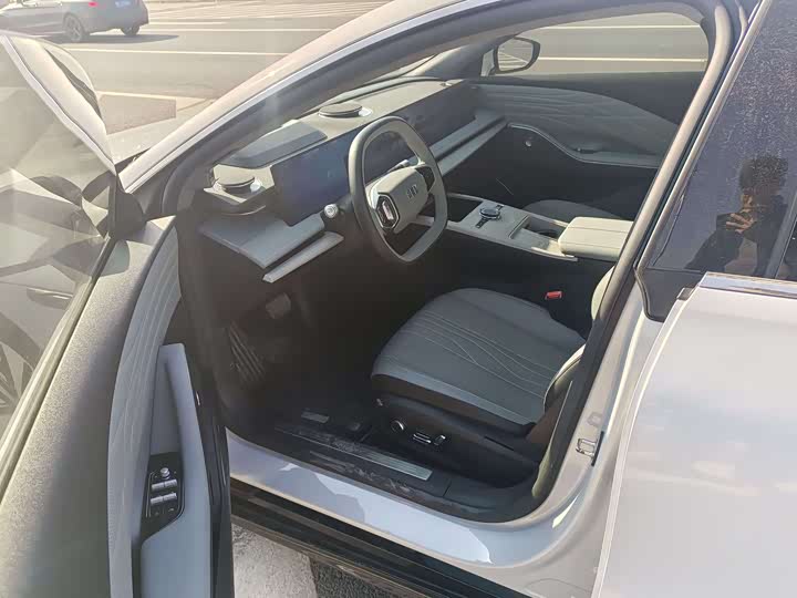 Фото 4 - Geely Galaxy E8