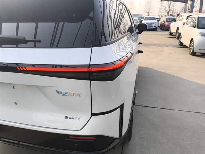 Фото 8 - Toyota bZ3X