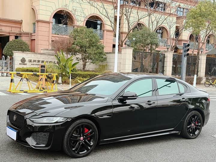 Фото 1 - Jaguar XE L